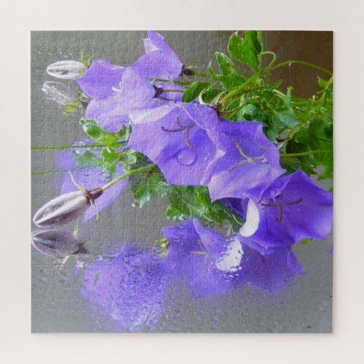 Blaue Campanula mit Regentropfen und Reflektionen Puzzle (Vertikal)