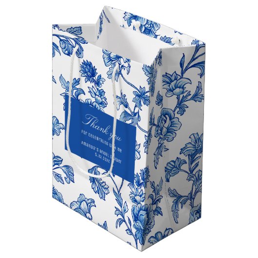 Blaue Chinoiserie Rose Peony Mittlere Geschenktüte (Vorderseite Schrägansicht)