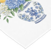Blaue Chinoiserie Vase mit Hydrangeas Mittelgroßer Tischläufer (Ecke)