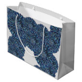 Blaue Chrysantheme Große Geschenktüte (Rückseite Schrägansicht)