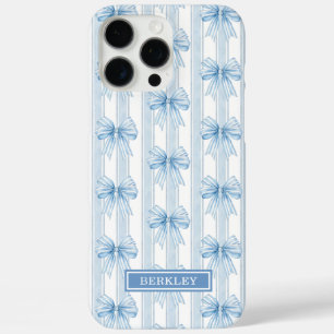 Blaue Coquette-Schleifen auf gestreiften Monogramm iPhone 16 Pro Max Hülle