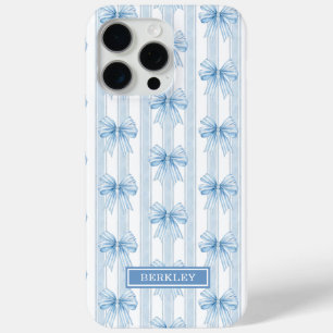 Blaue Coquette-Schleifen auf gestreiften Monogramm Case-Mate iPhone Hülle