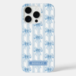 Blaue Coquette-Schleifen auf gestreifter Monogramm iPhone 16 Pro Hülle