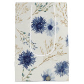Blaue Creme Blumen Brautparty Mittlere Geschenktüte (Rückseite)