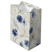 Blaue Creme Blumen Brautparty Mittlere Geschenktüte (Rückseite Schrägansicht)