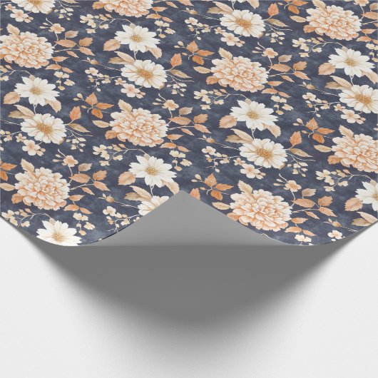 Blaue Creme Peach Floral Geschenkpapier (Ecke)