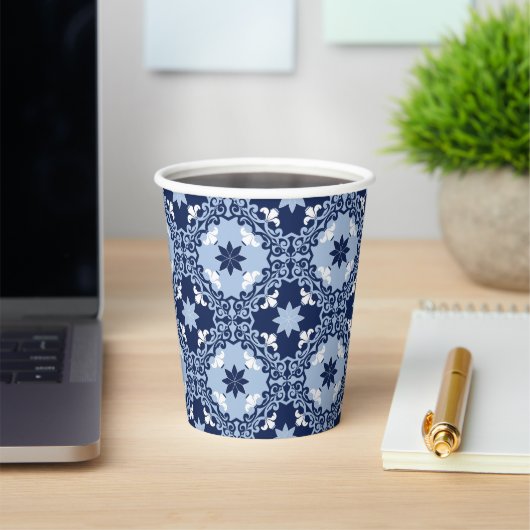 Blaue dekorative Fliesen mit marokkanischer Geomet Pappbecher (InSitu)