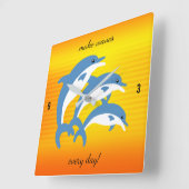 Blaue Delphine tanzen in der tropischen Sonne Quadratische Wanduhr (Winkel)