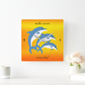Blaue Delphine tanzen in der tropischen Sonne Quadratische Wanduhr (Zuhause)