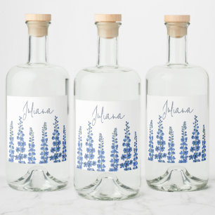 Blaue Delphinium-Blume im Juli Alkoholflaschenetikett