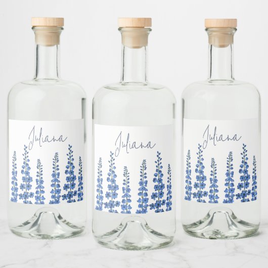 Blaue Delphinium-Blume im Juli Alkoholflaschenetikett (Flaschen)