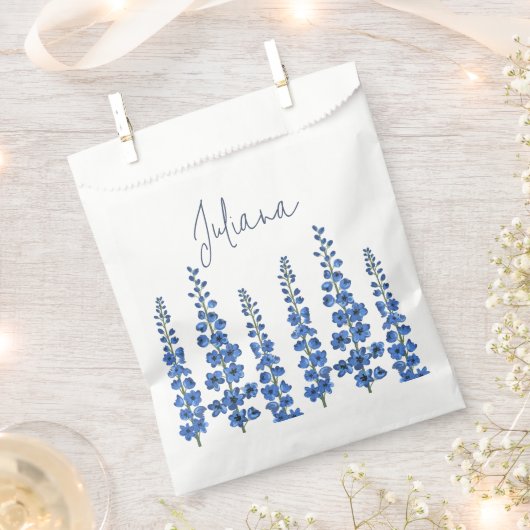 Blaue Delphinium-Blume im Juli Geschenktütchen (Ausgeschnitten)
