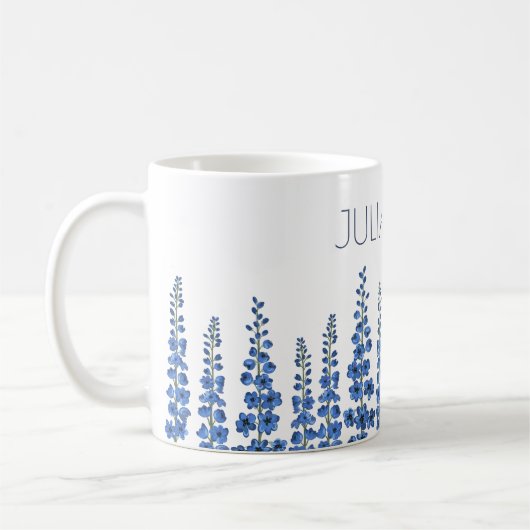 Blaue Delphinium-Blume im Juli Kaffeetasse (Links)