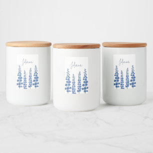 Blaue Delphinium-Blume im Juli Lebensmitteletikett