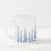 Blaue Delphinium-Blume im Juli Mattglastasse (Links)