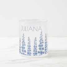 Blaue Delphinium-Blume im Juli