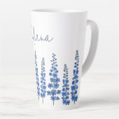 Blaue Delphinium-Blume im Juli Milchtasse (Rechte Ecke)