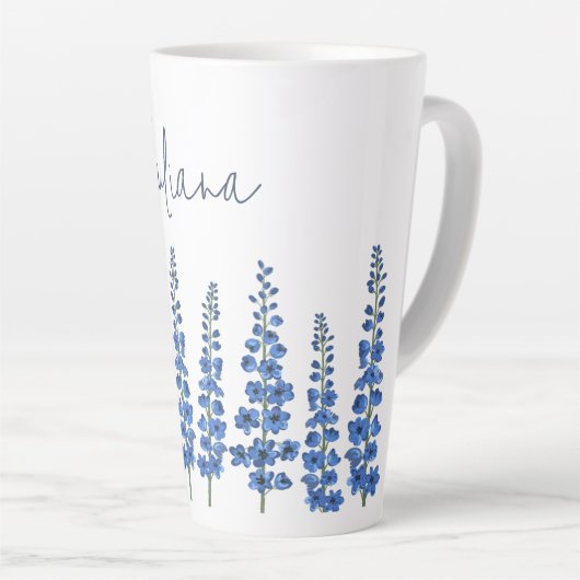 Blaue Delphinium-Blume im Juli Milchtasse (Rechte Ecke)