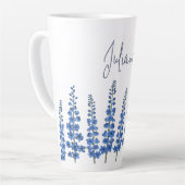 Blaue Delphinium-Blume im Juli Milchtasse (Linke Ecke)