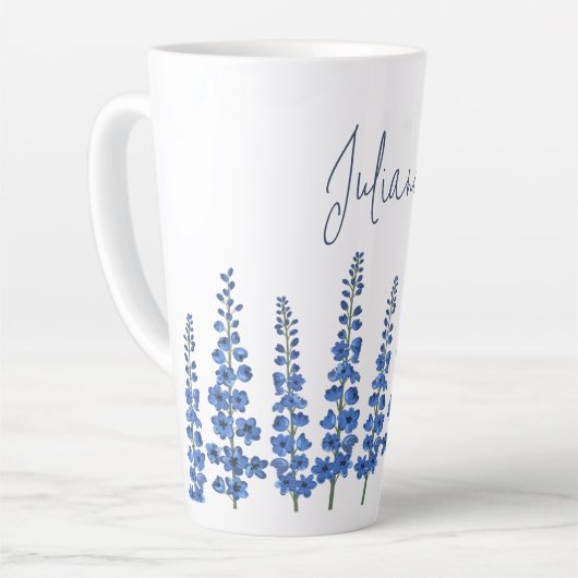 Blaue Delphinium-Blume im Juli Milchtasse (Linke Ecke)