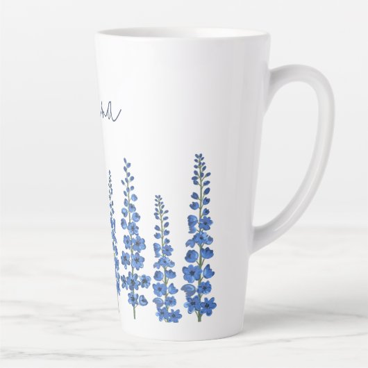 Blaue Delphinium-Blume im Juli Milchtasse (Rechts)