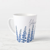 Blaue Delphinium-Blume im Juli Milchtasse (Linke Ecke)