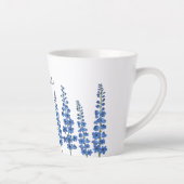 Blaue Delphinium-Blume im Juli Milchtasse (Rechts)