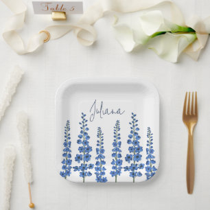 Blaue Delphinium-Blume im Juli Pappteller