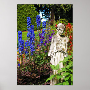 Blaue Delphinium-Gartenanlage und griechische Gött Poster