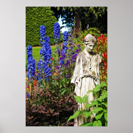 Blaue Delphinium-Gartenanlage und griechische Gött Poster (Vorne)