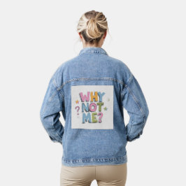 Blaue Denimjacke mit einem bunten Aufnäher  Jeansjacke