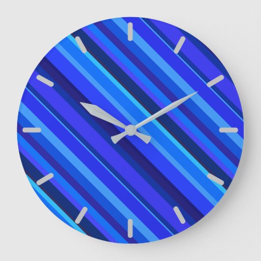 Blaue Diagonalstreifen Große Wanduhr (Vorderseite)