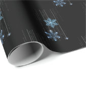 Blaue Diamant-Schneeflocken auf Schwarz Geschenkpapier (Rolleneckpunkt)