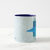 Blaue Dinosaurier-Tasse Zweifarbige Tasse (Mittel)