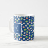 Blaue Ditsy-Blumenmonogramm-Kaffeetasse Kaffeetasse (Vorderseite Links)