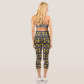 Blaue Dreiecke Gelb Capri Leggings (Rückseite)