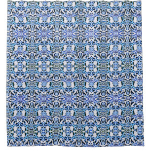 Blaue Duschvorhang mit gerolltem Blatt