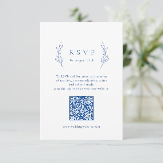 Blaue, einfache Eleganz, botanischer QR-Code Hochz RSVP Karte (Stehend Vorderseite)