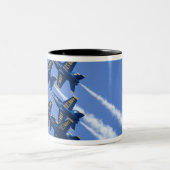Blaue Engel Flyby während der 2006 Flotten-Woche Zweifarbige Tasse (Mittel)