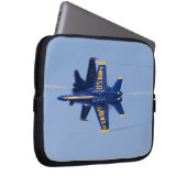 Blaue Engel führen Messerschneidedurchlauf während Laptopschutzhülle (Vorne Rechts)