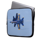 Blaue Engel führen Messerschneidedurchlauf während Laptopschutzhülle (Vorderseite Links)