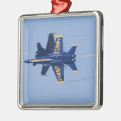 Blaue Engel führen Messerschneidedurchlauf während Ornament Aus Metall (Links)