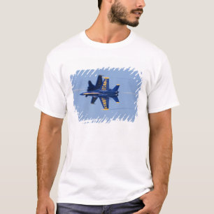 Blaue Engel führen Messerschneidedurchlauf während T-Shirt