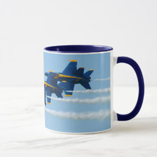 Blaue Engel stapelten Tasse