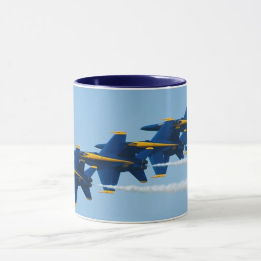Blaue Engel stapelten Tasse (Zentrum)