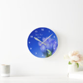 Blaue Enzian-Blume personalisiert Runde Wanduhr (Zuhause)