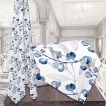 Blaue Eukalyptus-Grüne Hochzeit von Wasserfarbe Krawatte<br><div class="desc">Ein Muster von Aquarellfarben bemalten Eukalyptus sprigs in marineblau mit grauen Eukalyptusweinen und Beeren im Hintergrund vor reinem Weiß.</div>