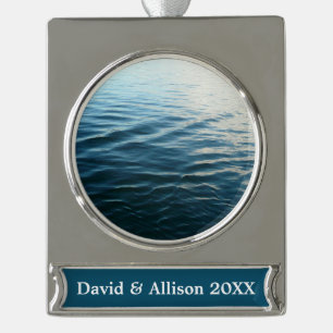 Blaue Farbschattierungen des Wassers - Abstrakte N Banner-Ornament Silber