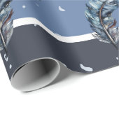 Blaue Federn auf blauen und weißen Streifen Geschenkpapier (Rolleneckpunkt)