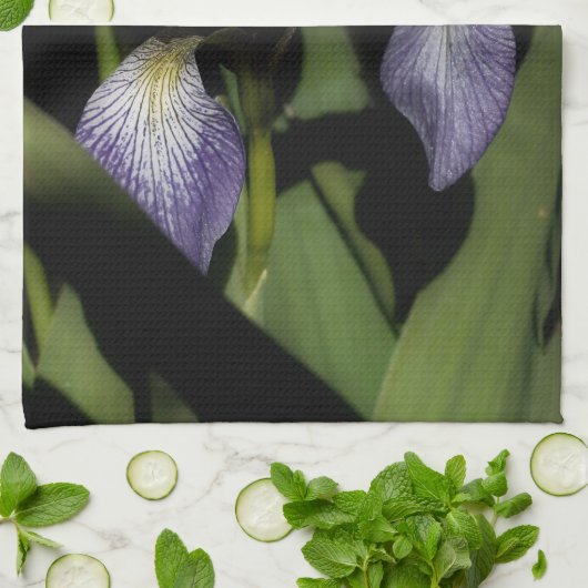 Blaue Flagge Iris-Blume Geschirrtuch (Gefaltet)